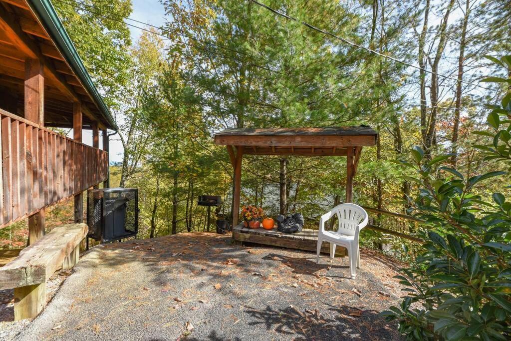 View! Cozy, Private, Fireplace, Hot Tub Log Cabin, Honeymoon! Sevierville Exterior foto