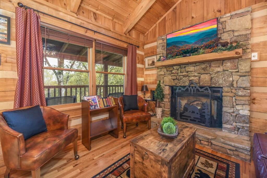 View! Cozy, Private, Fireplace, Hot Tub Log Cabin, Honeymoon! Sevierville Exterior foto